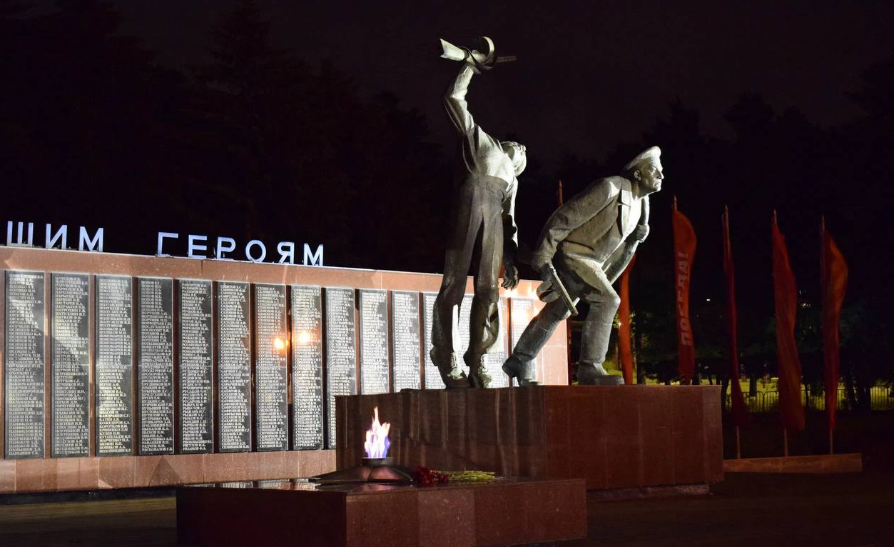Свеча памяти у мемориала на площади Славы