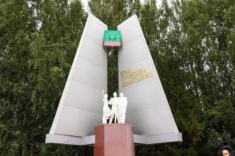 Возложение цветов в честь Дня строителя у АПК
