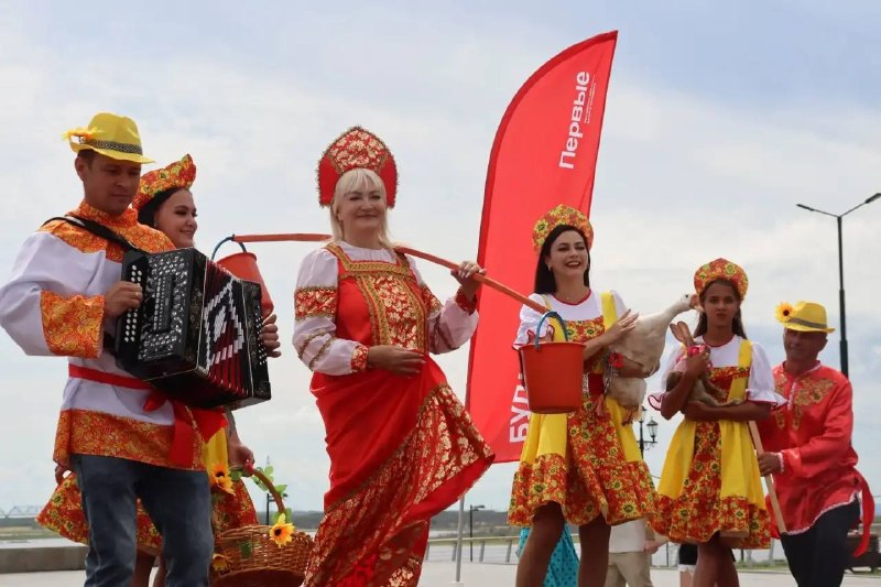 Городской костюмированный парад «Семейный движ»